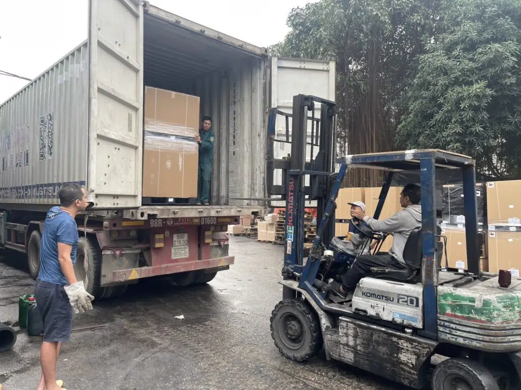 Giải pháp vận chuyển hàng linh kiện được đóng thùng gỗ kiên cố trên xe container giúp hạn chế tối đa nguy cơ va đập, bảo vệ các thiết bị điện tử nhạy cảm tuyệt đối. Van-chuyen-hang-linh-kien-duoc-dong-thung-go-chac-chan-tren-xe-container