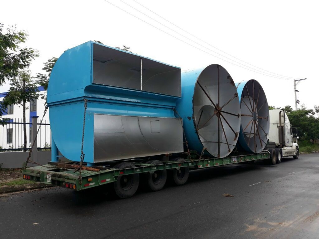 xe-đầu-kéo-mooc-sàn-chở-bồn-công-nghiệp-đi-tỉnh-Hà-Giang