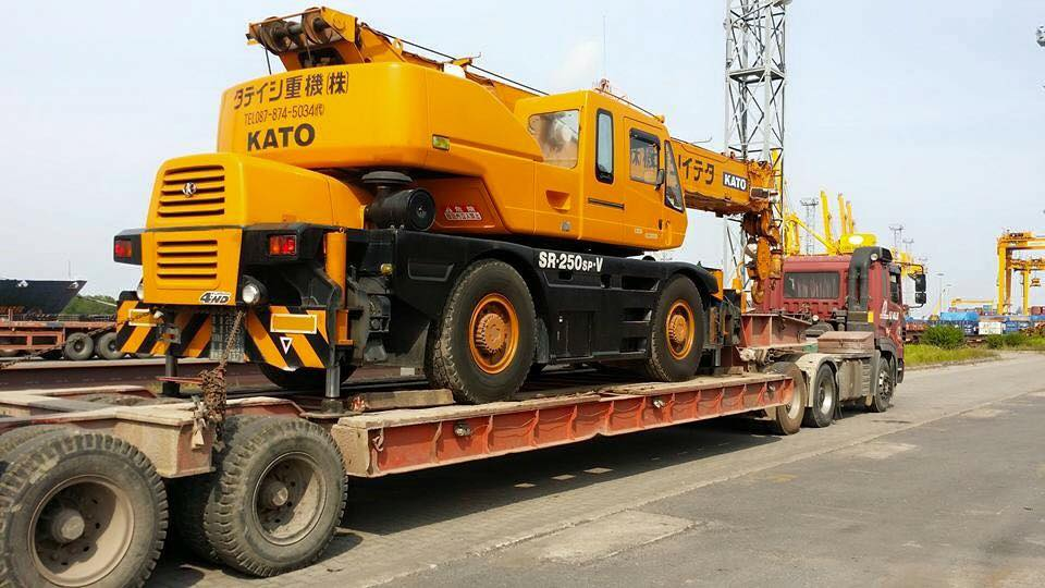 Xe đầu kéo mooc lùn chuyên vận chuyển xe cẩu bánh lốp KATO, máy móc công trình và thiết bị siêu trường siêu trọng từ Tây Ninh đi Bắc Ninh theo yêu cầu. xe-dau-keo-mooc-lun-van-chuyen-xe-cau-kato-di-bac-ninh-an-toan