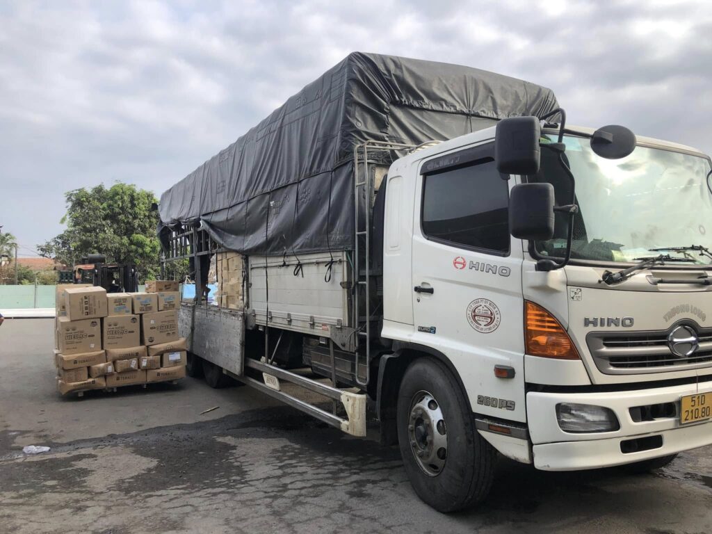 Xe tải 15 tấn thùng mui bạt chuyên vận chuyển hàng công nghiệp, hàng đóng bao và nguyên liệu sản xuất từ Tây Ninh đi Hà Nội đúng tiến độ. xe-tai-15-tan-chuyen-van-chuyen-hang-cong-nghiep-tu-tay-ninh-di-ha-noi