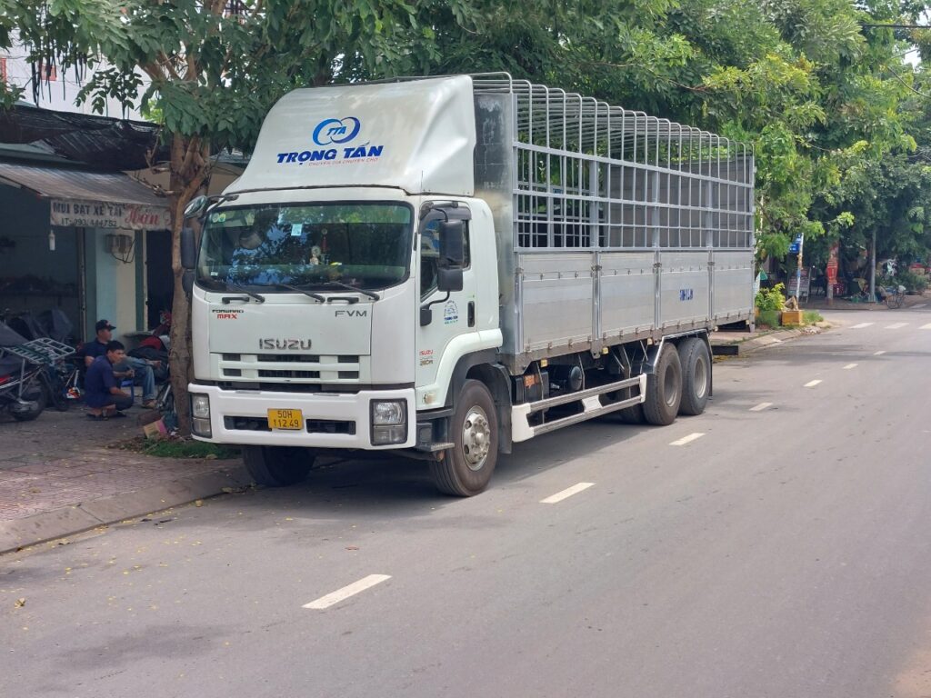 Xe tải 15 tấn chuyên vận chuyển hàng công nghiệp hàng tiêu dùng vật liệu xây dựng và máy móc từ Đồng Nai đi Đắk Nông an toàn đúng tiến độ xe-tai-15-tan-van-chuyen-hang-hoa-dong-nai-di-dak-nong