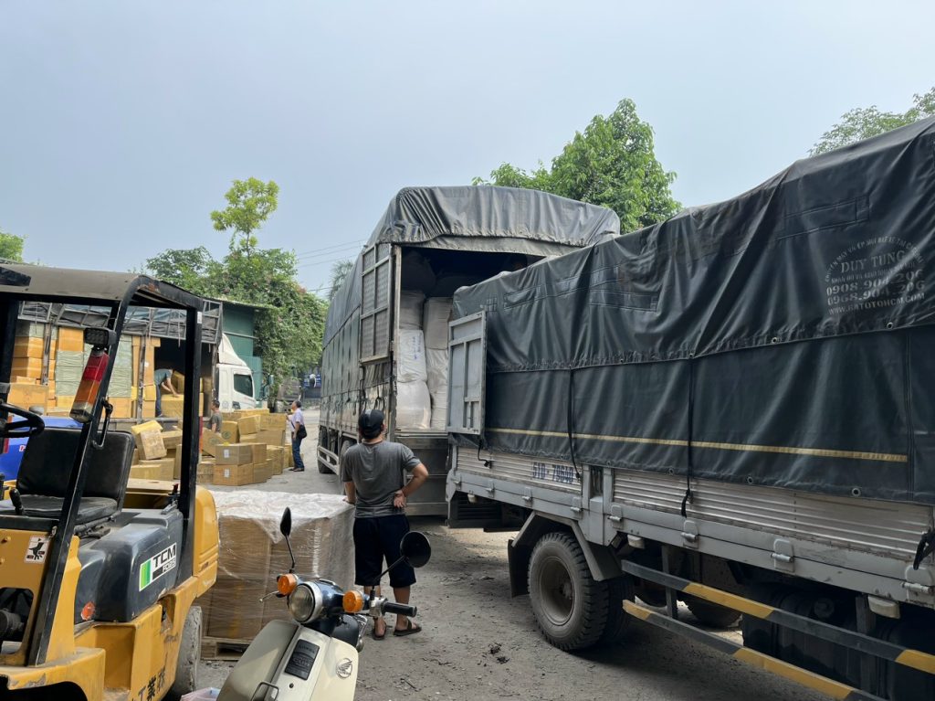 Xe tải 15 tấn giao hàng tận nơi đến các khu công nghiệp Quang Châu, Đình Trám, Vân Trung, Song Khê - Nội Hoàng và các huyện, thành phố của Bắc Giang. xe-tai-15-tan-giao-hang-den-khu-cong-nghiep-bac-giang-dung-tien-do