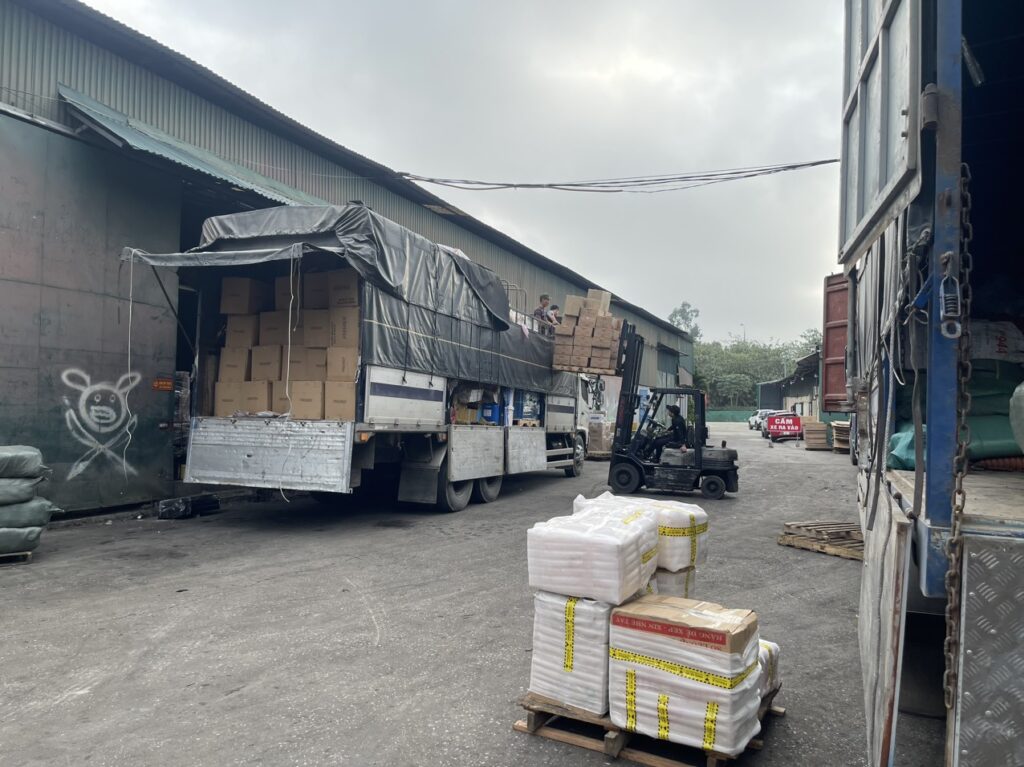 Xe tải 15 tấn nhận giao hàng tận nơi đến các khu công nghiệp, nhà máy, cửa hàng và kho bãi tại Thanh Hóa, bảo đảm đúng lịch và an toàn hàng hóa. xe-tai-15-tan-giao-hang-tan-noi-khu-vuc-thanh-hoa-nhanh-chong-uy-tin