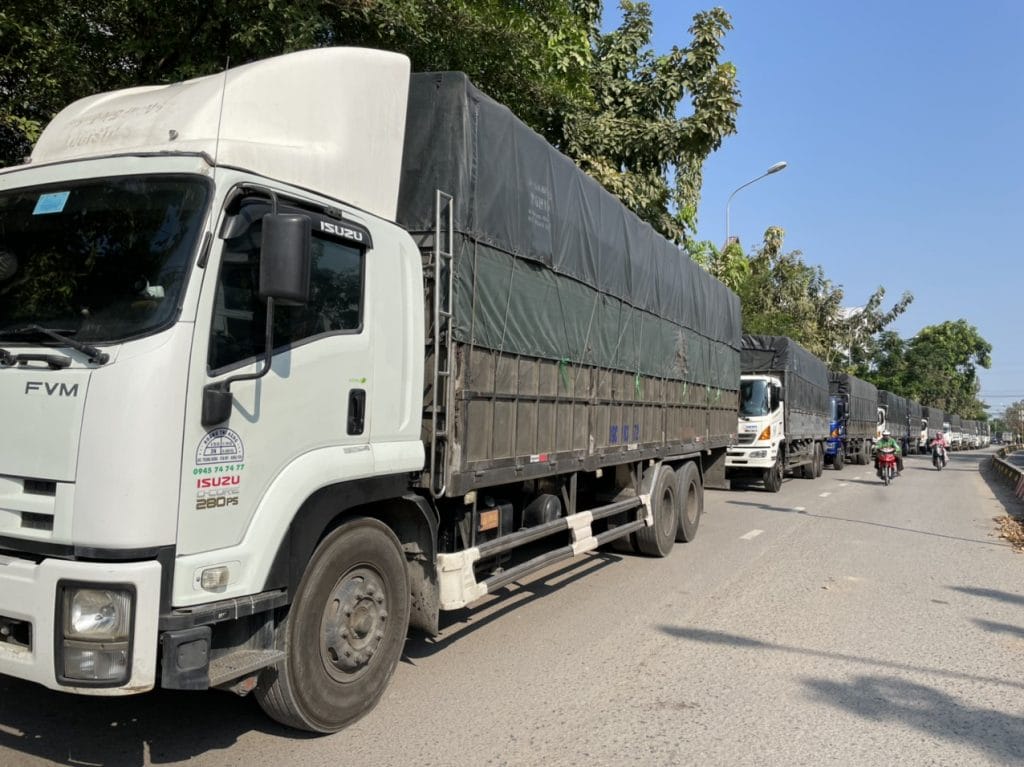 Xe tải 15 tấn mui bạt chuyên vận chuyển hàng công nghiệp, linh kiện điện tử, vật liệu xây dựng, hàng tiêu dùng, nông sản và hàng đóng pallet từ Tây Ninh đi Hải Phòng. xe-tai-15-tan-mui-bat-chuyen-van-chuyen-hang-di-hai-phong-nhanh-chong-moi-ngay