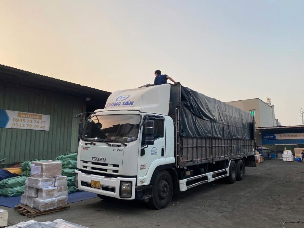 Xe tải 15 tấn mui bạt chuyên vận chuyển hàng công nghiệp, máy móc, vật liệu xây dựng, hàng tiêu dùng và hàng sản xuất từ Tây Ninh đi Lạng Sơn, giao tận nơi theo yêu cầu xe-tai-15-tan-mui-bat-chuyen-van-chuyen-hang-hoa-di-lang-son-uy-tin