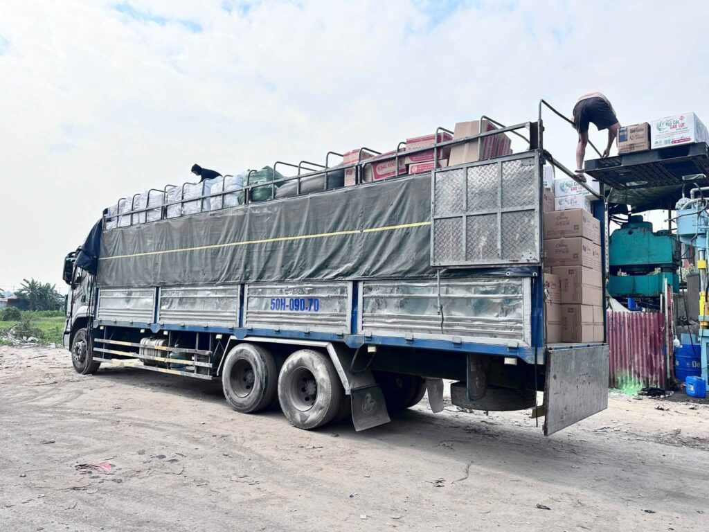 Xe tải 15 tấn mui bạt chuyên vận chuyển hàng công nghiệp, hàng tiêu dùng, vật liệu xây dựng và máy móc từ Tây Ninh đi Tuyên Quang an toàn, đúng tiến độ xe-tai-15-tan-mui-bat-van-chuyen-hang-hoa-di-tuyen-quang