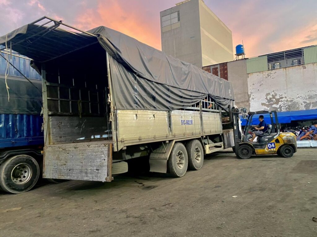 Xe tải 15 tấn thùng mui bạt vận chuyển linh kiện cơ khí, thiết bị sản xuất từ Tây Ninh đi Phú Thọ giao đến các khu công nghiệp và nhà máy. xe-tai-15-tan-mui-bat-van-chuyen-linh-kien-co-khi-di-phu-tho-nhanh-chong