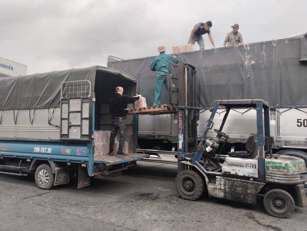 Dịch vụ xe tải 15 tấn kết hợp xe tăng bo giao hàng tận kho, nhà máy và cửa hàng tại Cao Bằng, hỗ trợ bốc dỡ và giao nhận linh hoạt. xe-tai-15-tan-tang-bo-giao-hang-tan-kho-tai-cao-bang-nhanh-chong