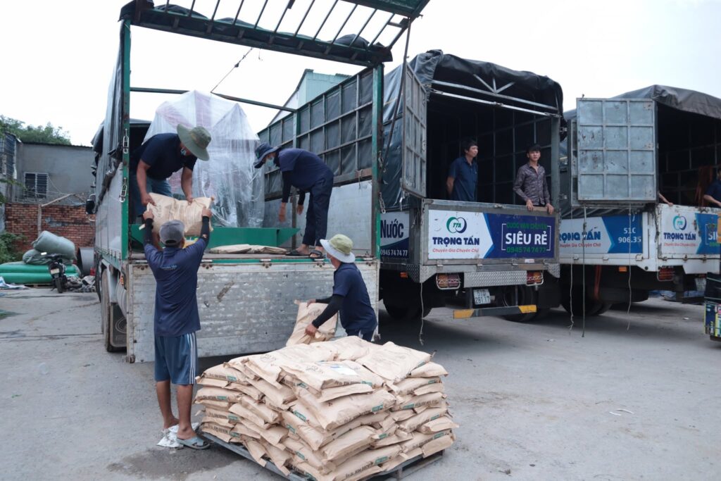Xe tải 15 tấn bốc xếp và vận chuyển hàng bao công nghiệp, nguyên liệu sản xuất từ Tây Ninh đi Hà Nội, giao nhận đúng tiến độ và hỗ trợ tận nơi. xe-tai-15-tan-van-chuyen-hang-bao-cong-nghiep-tay-ninh-di-ha-noi