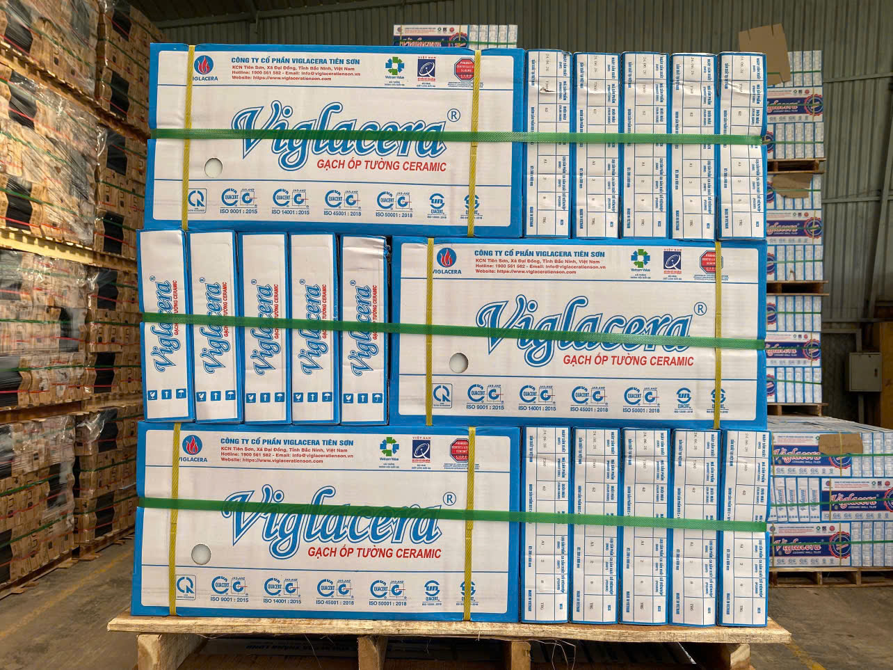 Gạch xây dựng đóng pallet tiêu chuẩn được xếp chồng gọn gàng giúp tối ưu tối đa không gian container, tiết kiệm cước phí vận chuyển và đảm bảo an toàn hàng hóa Gach-xay-dung-dong-pallet-xep-chong-gon-gang-giup-toi-uu-khong-gian