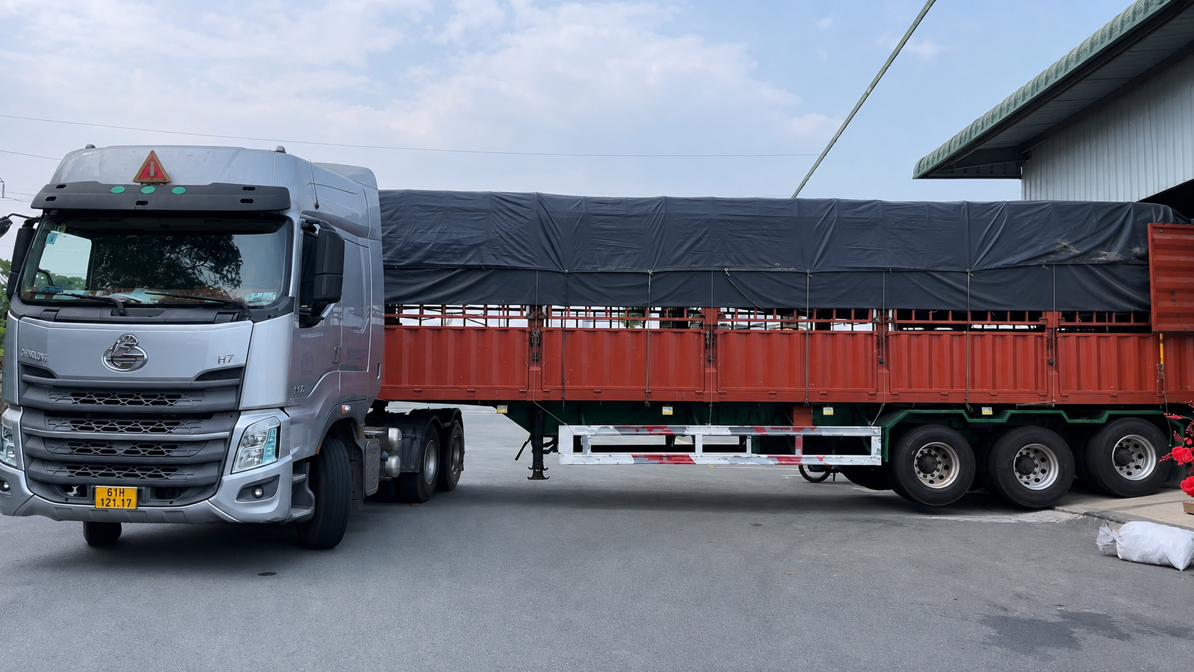 Các kiện hàng lớn được gom và sắp xếp hợp lý trên xe, giúp tận dụng diện tích và thuận tiện hơn khi giao nhận. van-chuyen-nhieu-kien-hang-lon-bang-xe-dau-keo-duong-dai