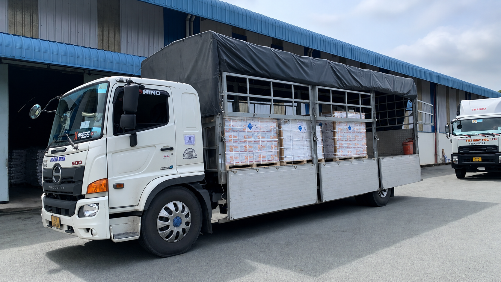 Hàng được đóng pallet hoặc đóng thùng giúp dễ kiểm đếm, xếp lên xe và cố định chắc chắn trong suốt quá trình vận chuyển. hang-pallet-va-dong-kien-duoc-sap-xep-gon-gang-truoc-khi-van-chuyen