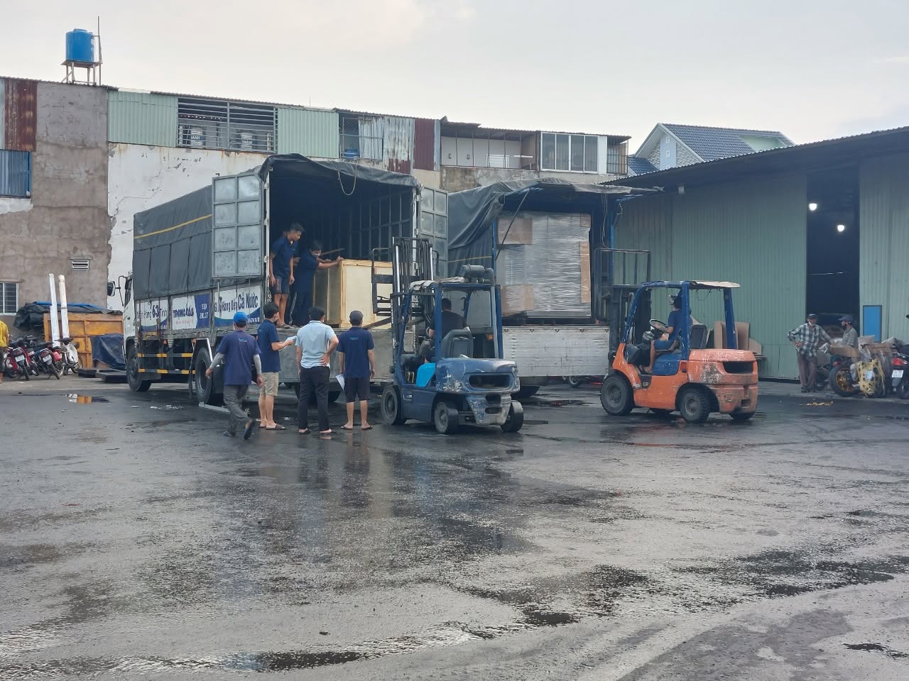 Hàng được vận chuyển thẳng từ điểm lấy đến điểm giao, giảm số lần bốc dỡ và thuận tiện hơn trong quá trình giao nhận. van-chuyen-nguyen-chuyen-giup-han-che-khau-trung-chuyen-hang-hoa