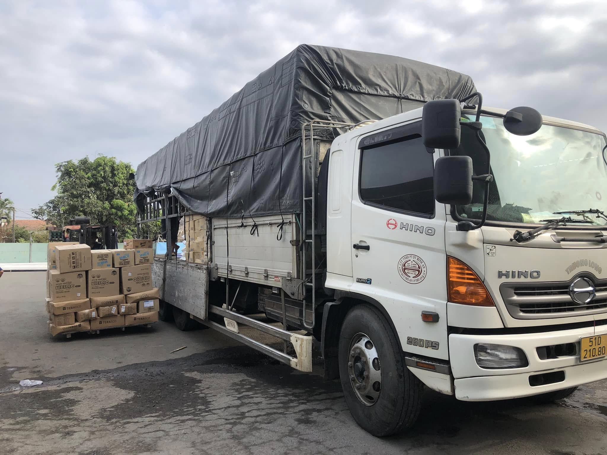 Phương án giao nhiều nơi phù hợp khi khách có nhiều điểm nhận và muốn sắp xếp hàng theo thứ tự giao hàng. van-chuyen-hang-den-nhieu-dia-diem-trong-cung-mot-chuyen-xe