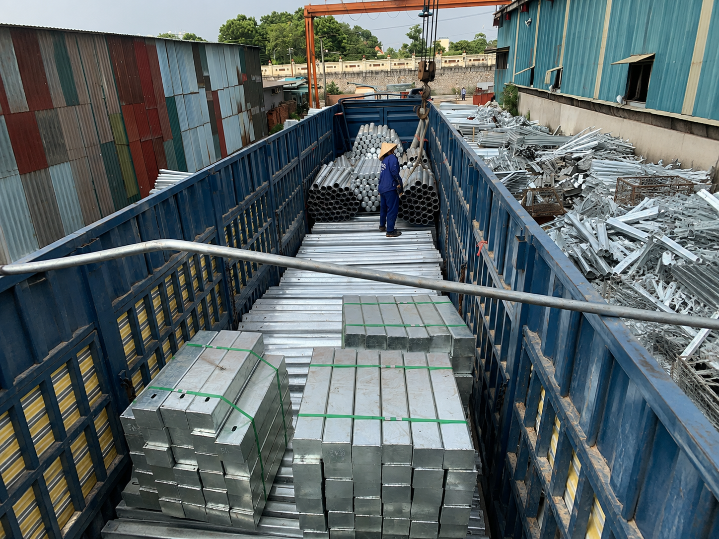 Thép hình, thép hộp và ống thép được xếp thành từng bó, sau đó cố định chắc chắn để hạn chế xê dịch khi xe chạy đường dài. van-chuyen-thep-hinh-va-ong-thep-theo-tung-bo-hang