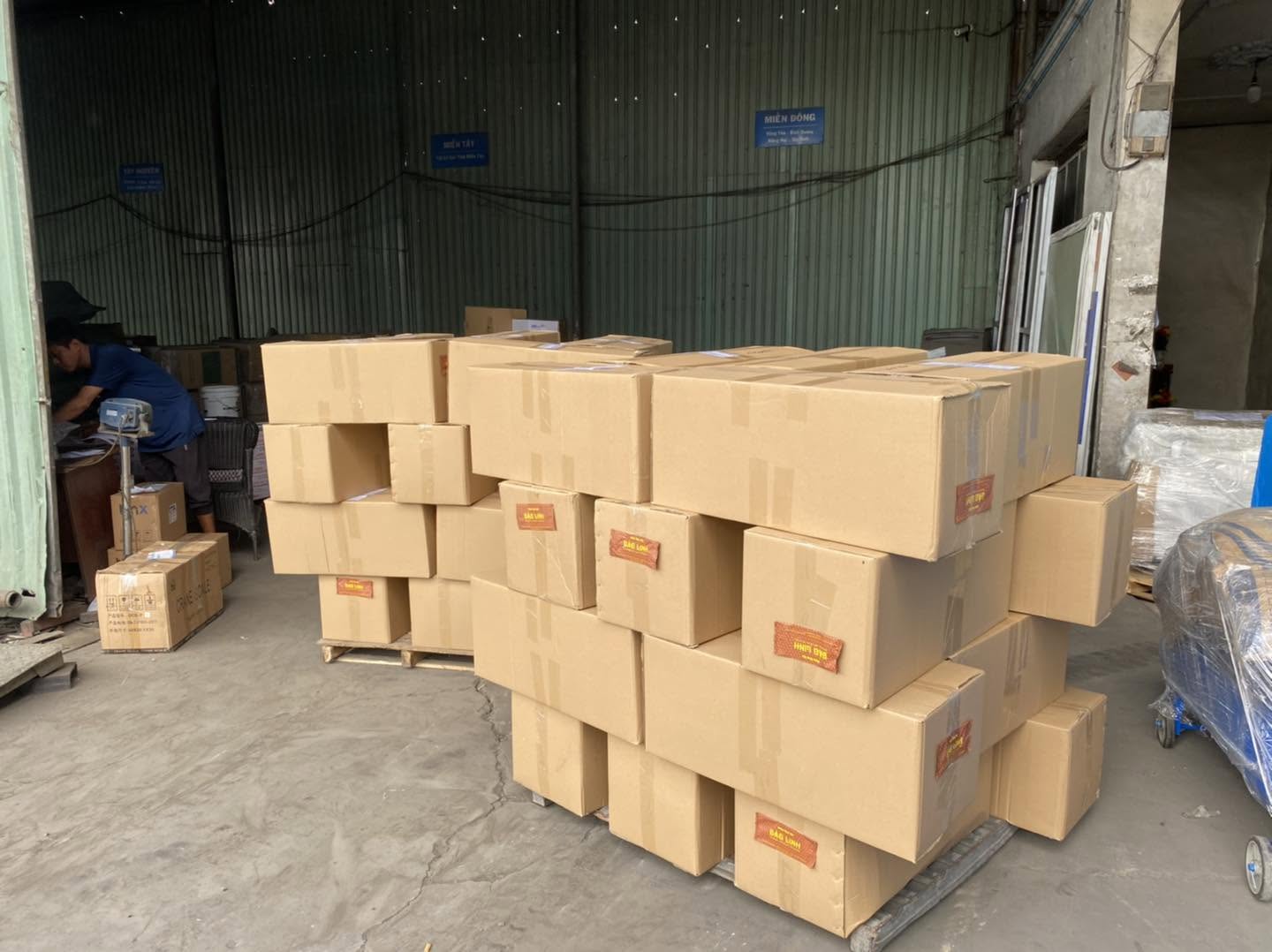 Các kiện có quy cách đồng nhất được gom và xếp thành từng cụm, giúp sử dụng không gian thùng xe hiệu quả hơn. xep-hang-pallet-thanh-tung-cum-giup-tan-dung-dien-tich