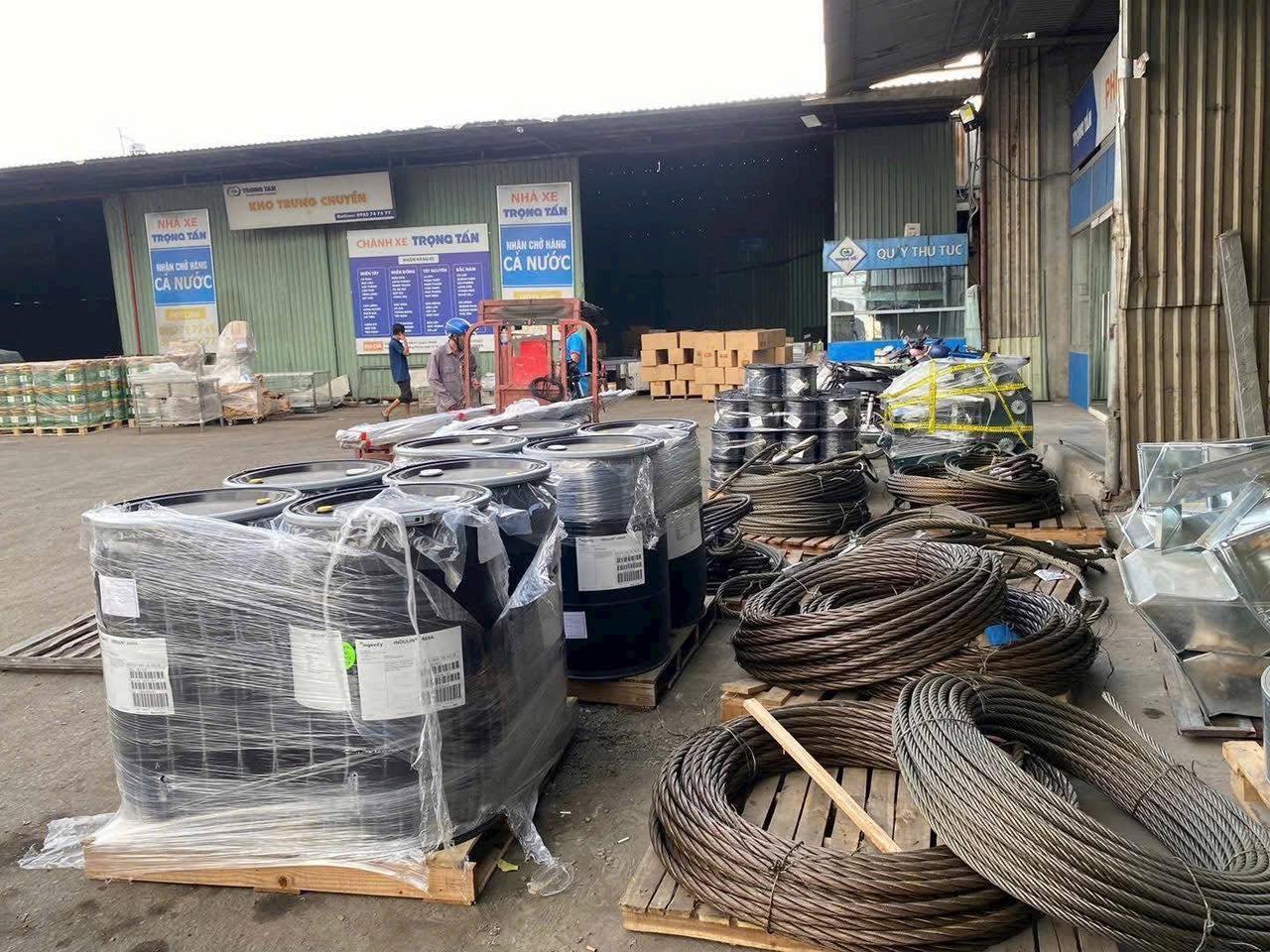 Các kiện hàng được đóng gói, phân loại và sắp xếp phù hợp trước khi vận chuyển đến công trình. van-chuyen-vat-tu-va-thiet-bi-phuc-vu-cong-trinh-bang-xe-tai-8-tan
