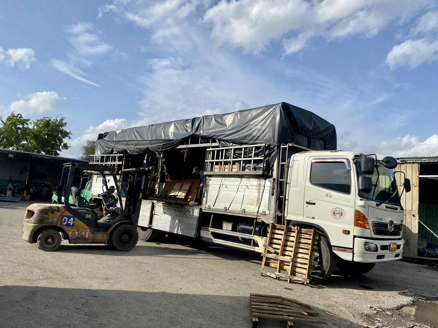 Xe 8 tấn là phương án cân bằng giữa xe nhỏ và xe lớn, phù hợp với những lô hàng cần sức chở tương đối cao nhưng vẫn chú trọng chi phí. lua-chon-xe-tai-8-tan-giup-toi-uu-tai-trong-va-ngan-sach-van-chuyen