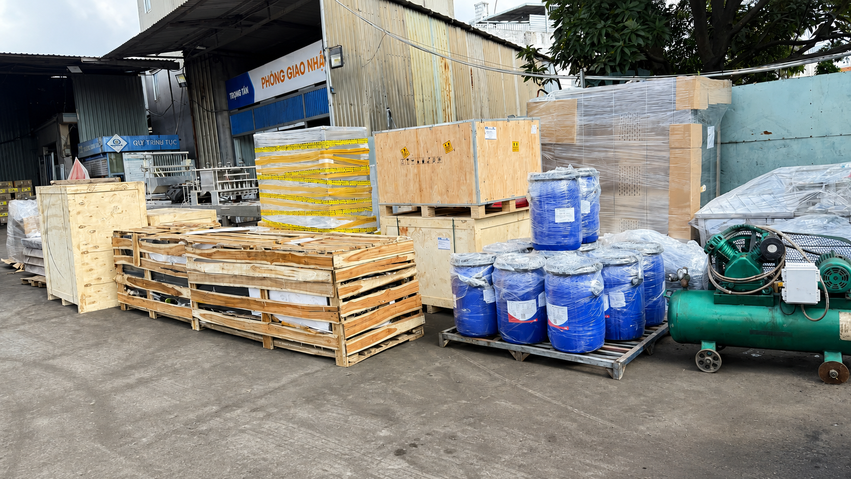Xe tải 8 tấn nhận chở nhiều loại hàng từ Bắc Ninh đi Phú Yên, sắp xếp hàng gọn gàng, vận chuyển đường dài và giao tận nơi theo yêu cầu. xe-tai-8-tan-nhan-cho-nhieu-loai-hang-tu-bac-ninh-vao-phu-yen