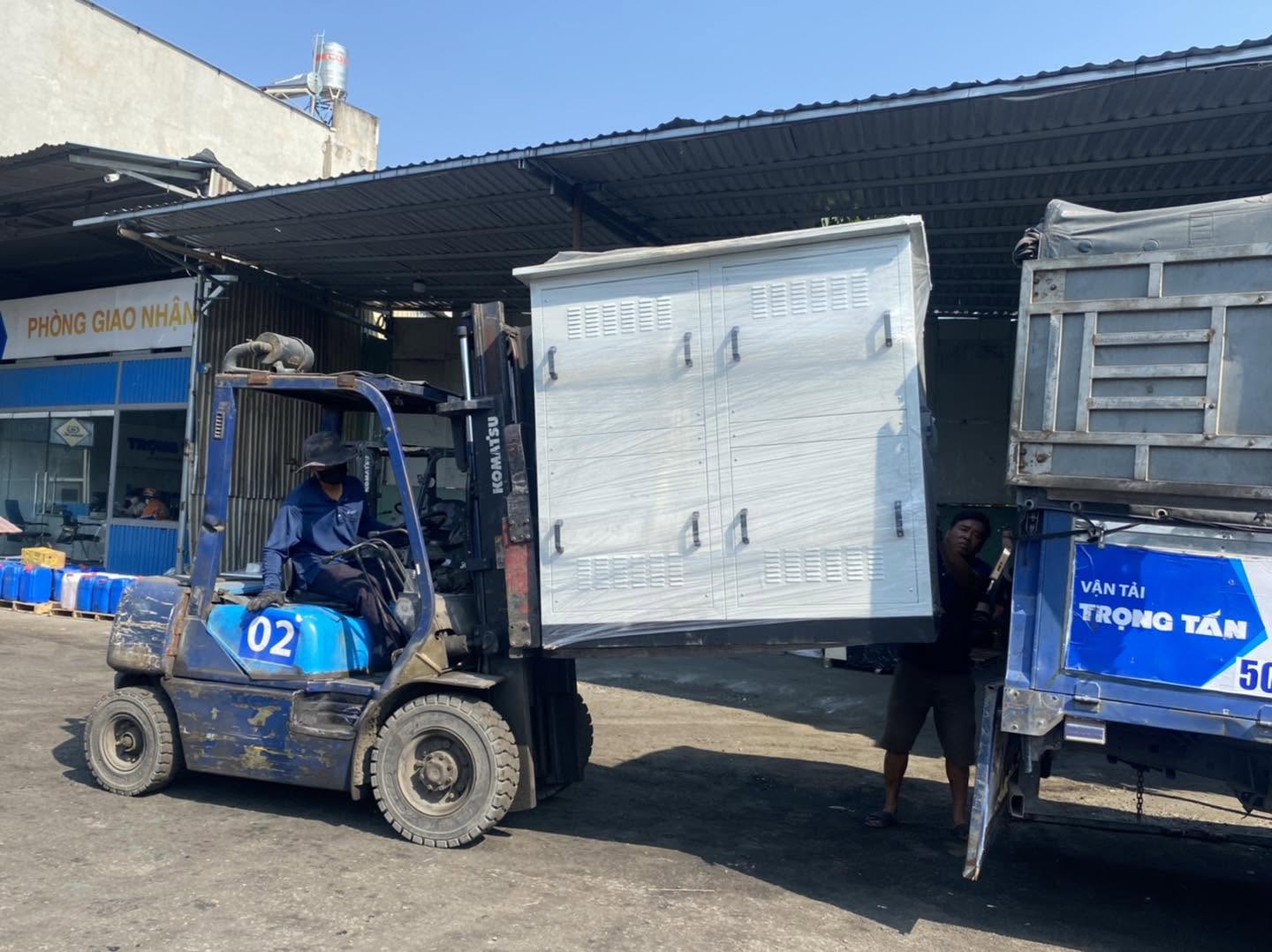 Xe tải 8 tấn có thể nhận nhiều nhóm hàng khác nhau, lựa chọn cách xếp và cố định phù hợp với trọng lượng, kích thước thực tế. van-chuyen-may-moc-thiet-bi-va-hang-hoa-da-dang-bang-xe-tai-8-tan