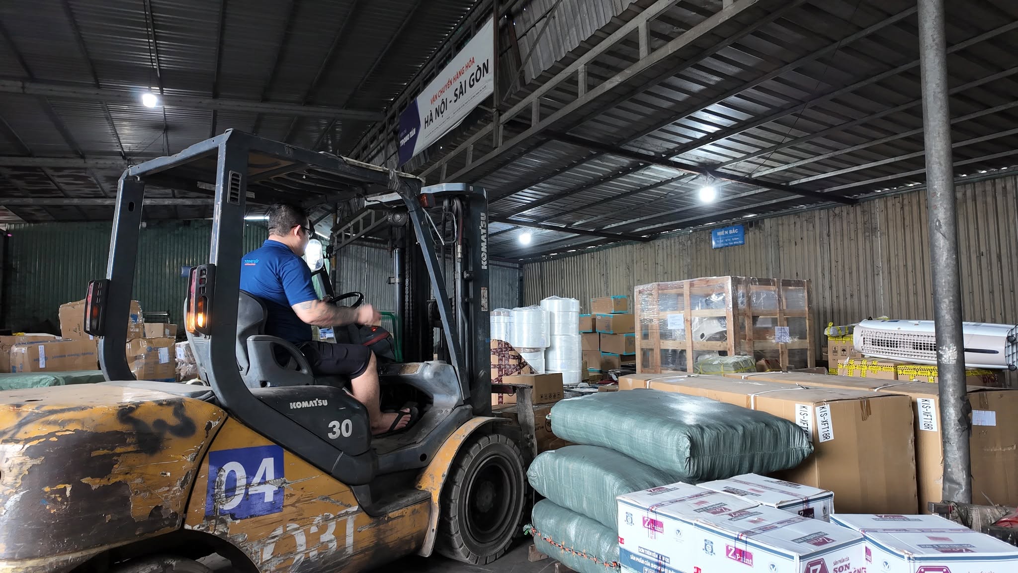 Hàng được tập hợp từ kho Bắc Ninh và vận chuyển trong một chuyến, giúp hạn chế chia nhỏ hàng cho nhiều xe. gom-hang-xuat-kho-thanh-mot-chuyen-tu-bac-ninh-di-quang-nam