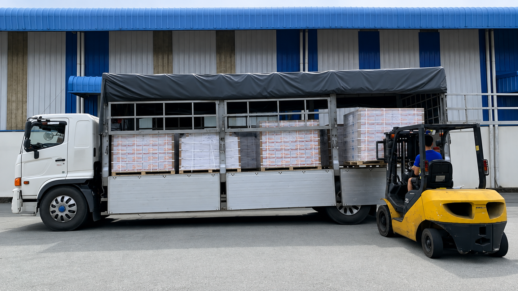 Thuê nguyên chuyến giúp gom hàng trên một xe, phù hợp với những đơn hàng có khối lượng lớn hoặc cần tận dụng phần lớn sức chở của phương tiện. van-tai-nguyen-chuyen-phu-hop-voi-don-hang-lon-va-can-su-dung-tron-tai-trong-xe