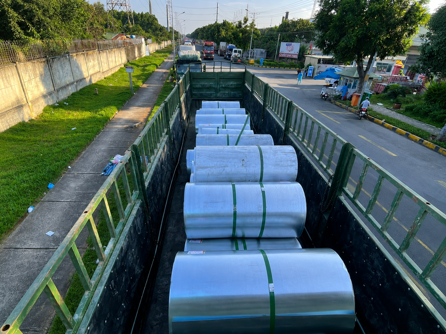 Xe nhận hàng tại địa chỉ đã hẹn và giao tận nơi đến kho, nhà máy hoặc công trình, thuận tiện cho việc nhận và bốc dỡ. xe-dau-keo-giao-nhan-hang-tan-noi-tai-kho-nha-may-va-cong-trinh