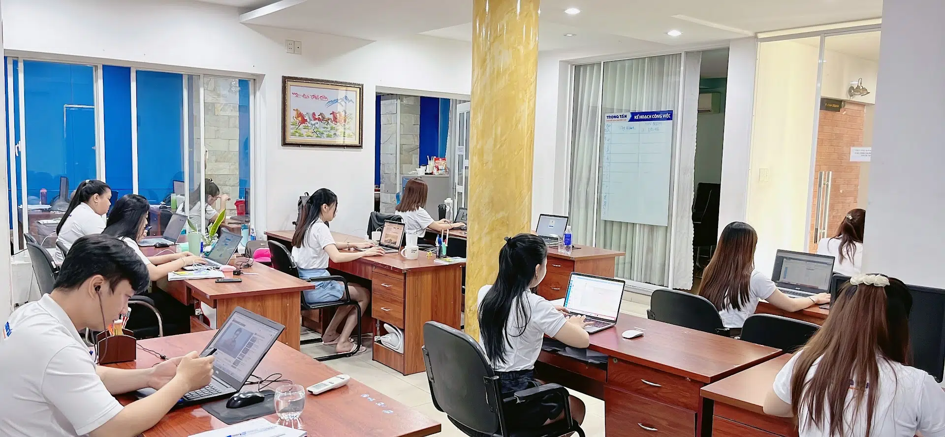 Hỗ trợ từ khâu khảo sát, báo giá đến theo dõi hành trình, giúp việc điều phối và giao nhận hàng thuận tiện hơn. tu-van-khao-sat-va-theo-doi-chuyen-hang-trong-suot-qua-trinh-van-chuyen