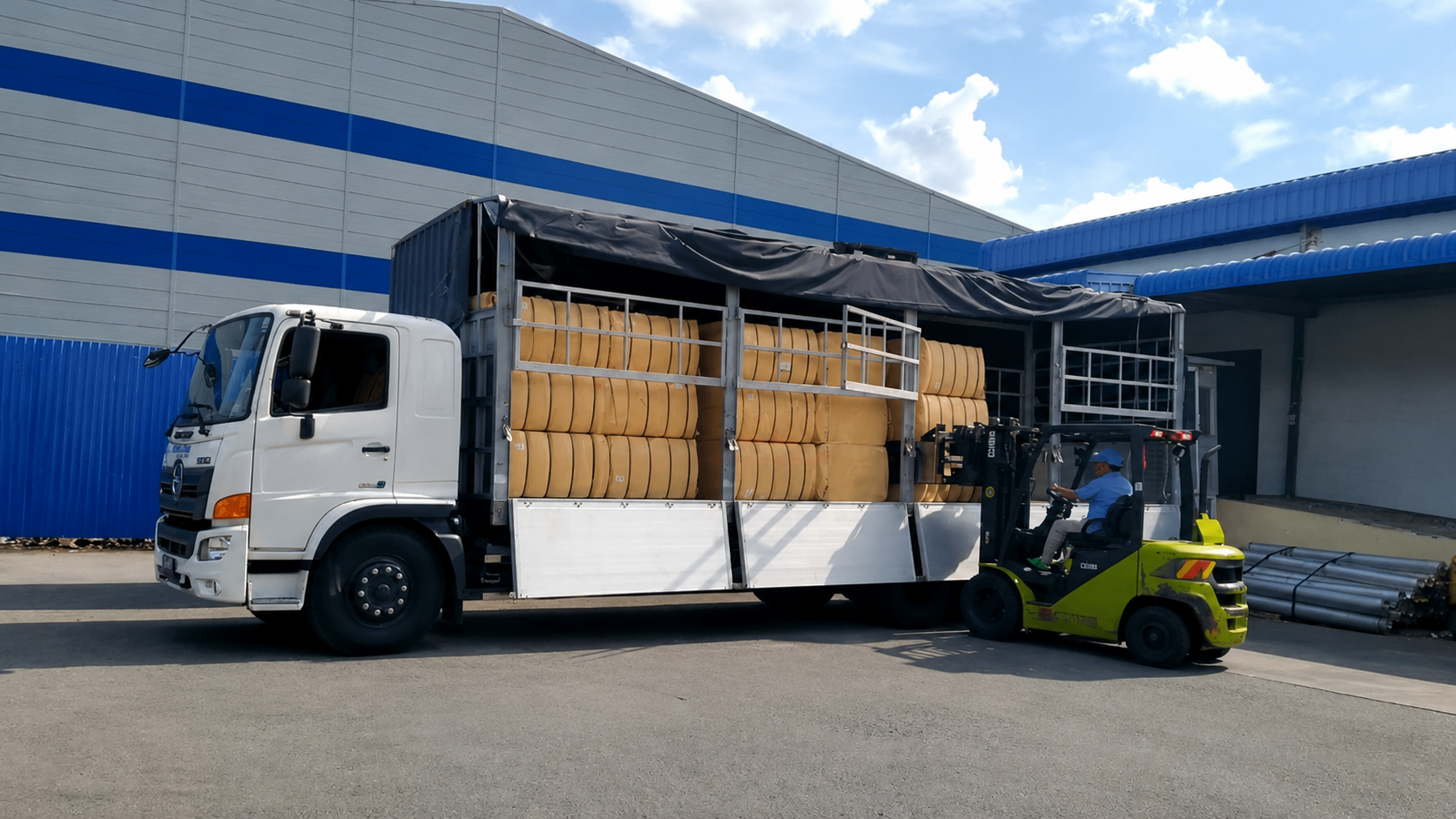Hàng được bố trí và cố định phù hợp trước khi xe chạy, giúp hạn chế xê dịch, hư hỏng hoặc thất lạc trong quá trình vận chuyển. hang-hoa-duoc-sap-xep-gon-gang-van-chuyen-can-than-va-han-che-rui-ro