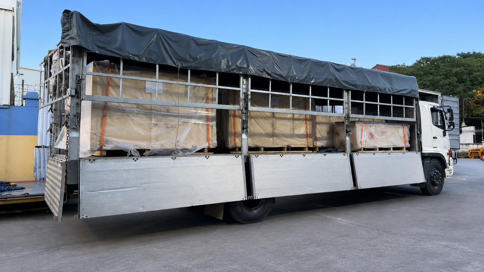 Xe mui bạt kết hợp khả năng thao tác linh hoạt khi xếp hàng với việc che chắn hàng trong suốt hành trình. xe-tai-8-tan-mui-bat-vua-thuan-tien-boc-xep-vua-che-chan-hang