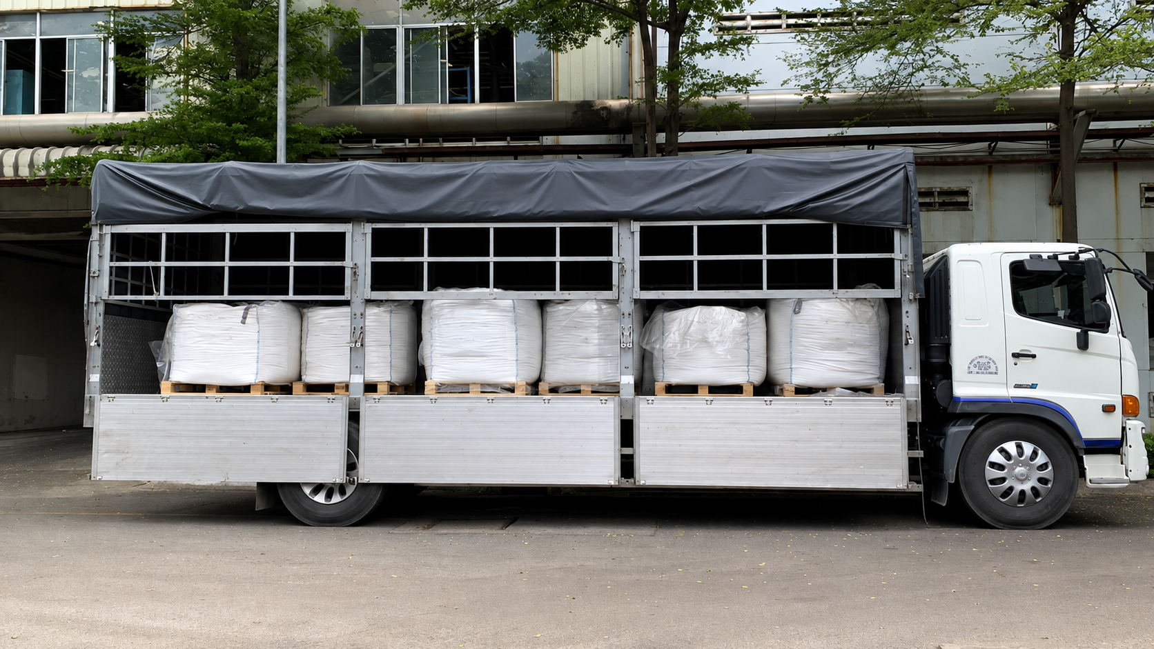 Hàng được đóng thùng, bao kiện hoặc bó gọn trước khi xếp lên xe, giúp tận dụng diện tích và thuận tiện khi giao nhận. nhan-hang-dong-kien-va-sap-xep-gon-gang-trong-thung-xe-tai