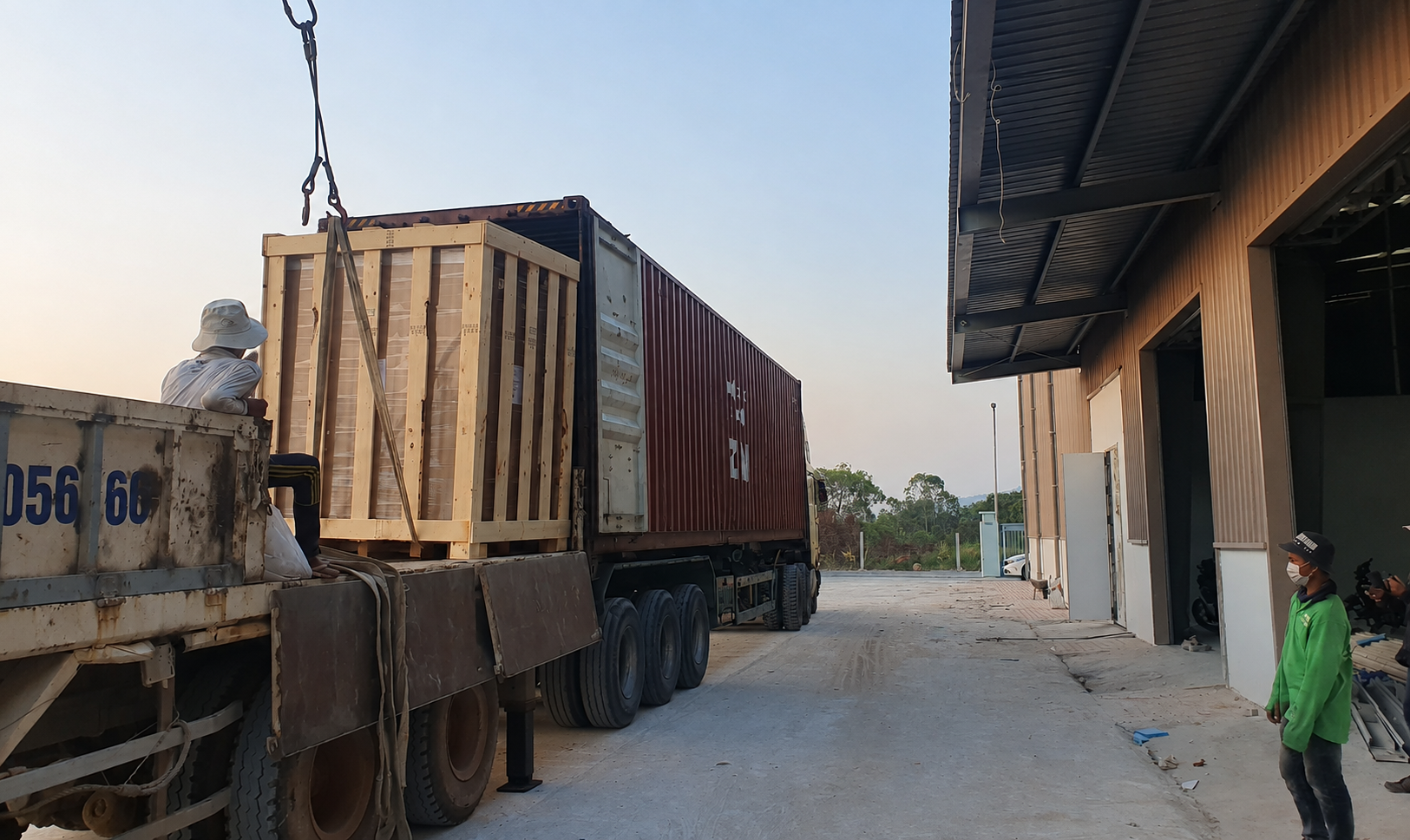 Dịch vụ vận chuyển máy móc công nghiệp có tải trọng lớn bằng xe đầu kéo trên tuyến Tây Ninh đi Huế. xe-dau-keo-cho-thiet-bi-cong-nghiep-va-may-san-xuat