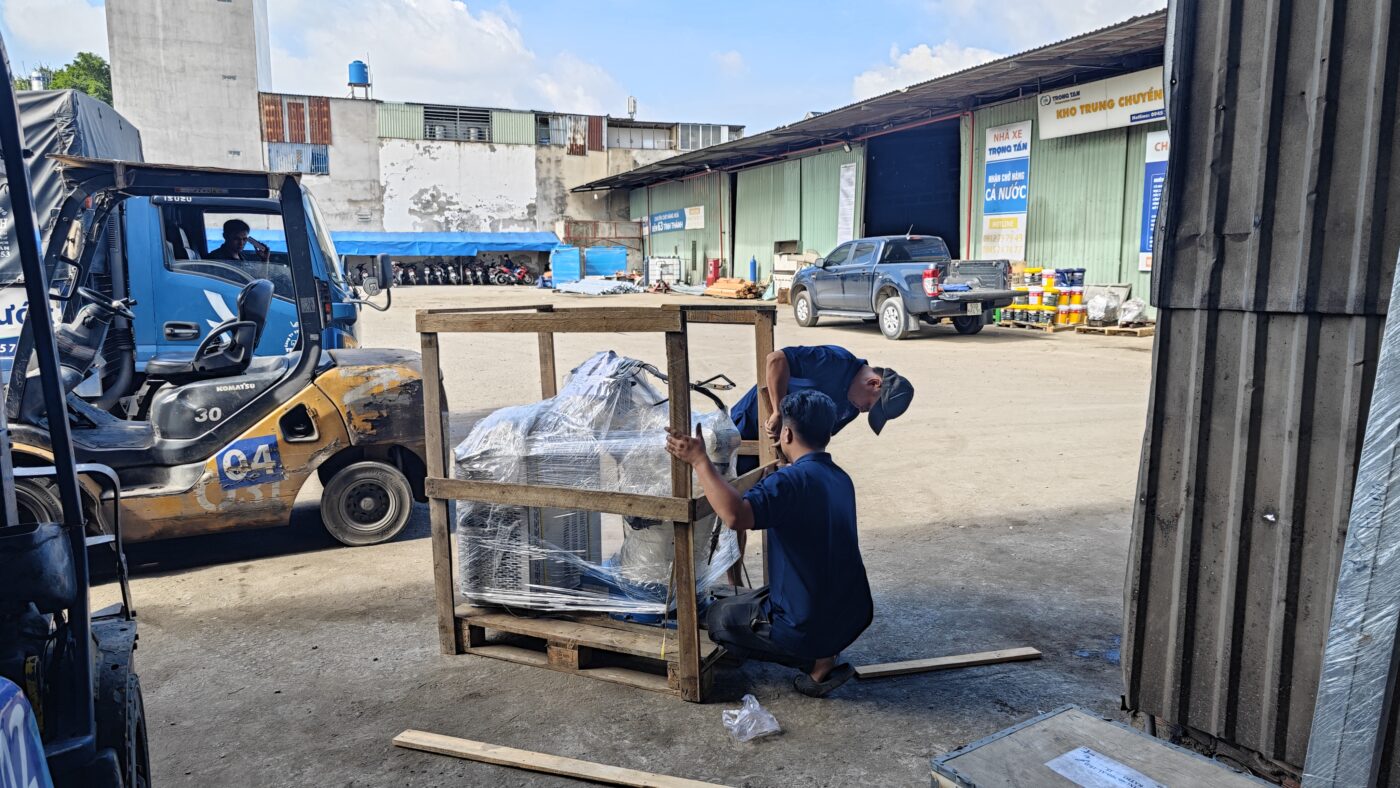 Hàng được đóng gói và cố định phù hợp trước khi đưa lên xe, giúp hạn chế va chạm, xê dịch và ảnh hưởng trong quá trình vận chuyển. dich-vu-ho-tro-dong-goi-va-bao-ve-hang-hoa-truoc-khi-van-chuyen