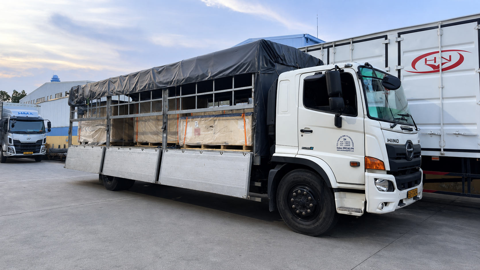 Hàng được chằng buộc bằng dây, thanh chắn và vật liệu đệm phù hợp, giúp hạn chế xê dịch hoặc va chạm trong quá trình di chuyển. chang-buoc-va-bao-ve-hang-hoa-chac-chan-truoc-khi-van-chuyen