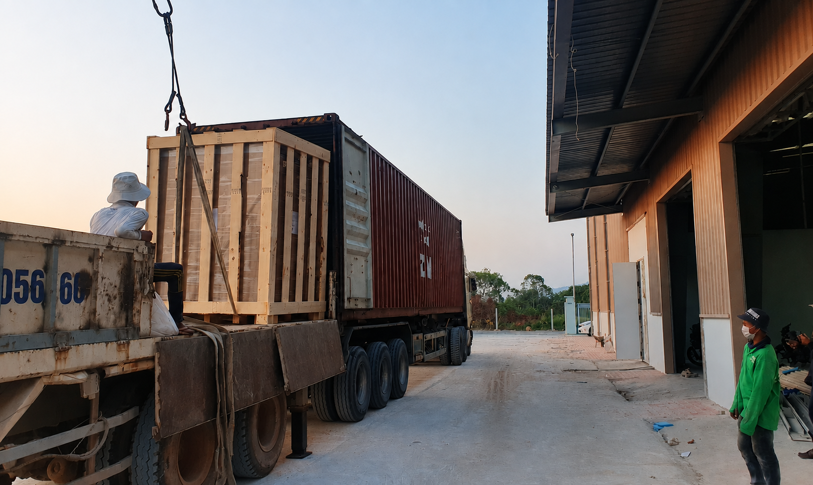 Máy giặt sấy công nghiệp được vận chuyển bằng xe đầu kéo, sắp xếp phù hợp và giao đến tận nơi tại Phú Quốc. van-chuyen-may-giat-say-cong-nghiep-tu-tay-ninh-di-phu-quoc