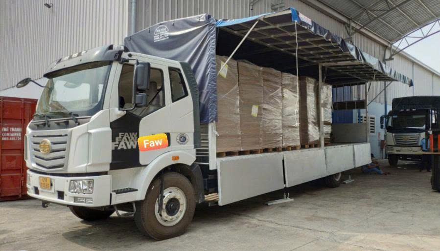 Dịch vụ xe tải 8 tấn chuyên chở hàng bao bì nguyên chuyến, bao xe theo yêu cầu. Nhận hàng tận nơi, giao đúng địa điểm, phù hợp vận chuyển số lượng lớn và hàng sản xuất. xe-tai-8-tan-cho-hang-bao-bi-nguyen-chuyen-bao-xe-giao-nhan-tan-noi