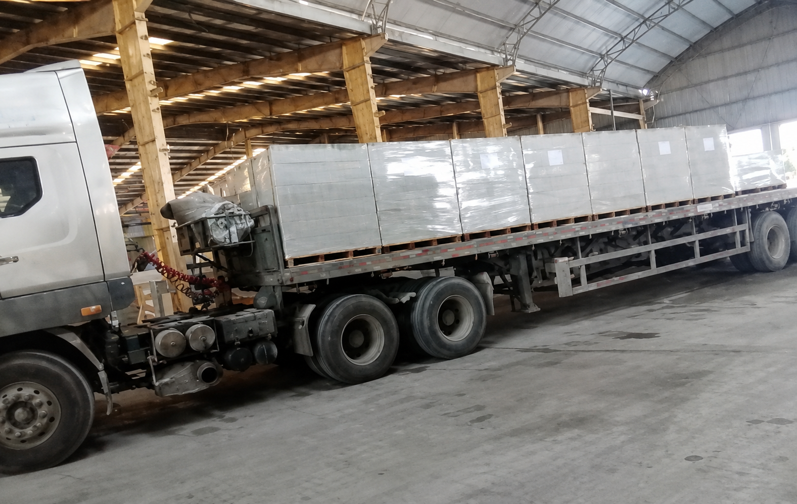Xe đầu kéo vận chuyển gạch xây dựng và hàng hóa được đóng pallet gọn gàng, phù hợp cho các chuyến hàng đường dài liên tỉnh. hinh-anh-xe-dau-keo-cho-gach-va-hang-hoa-xep-pallet
