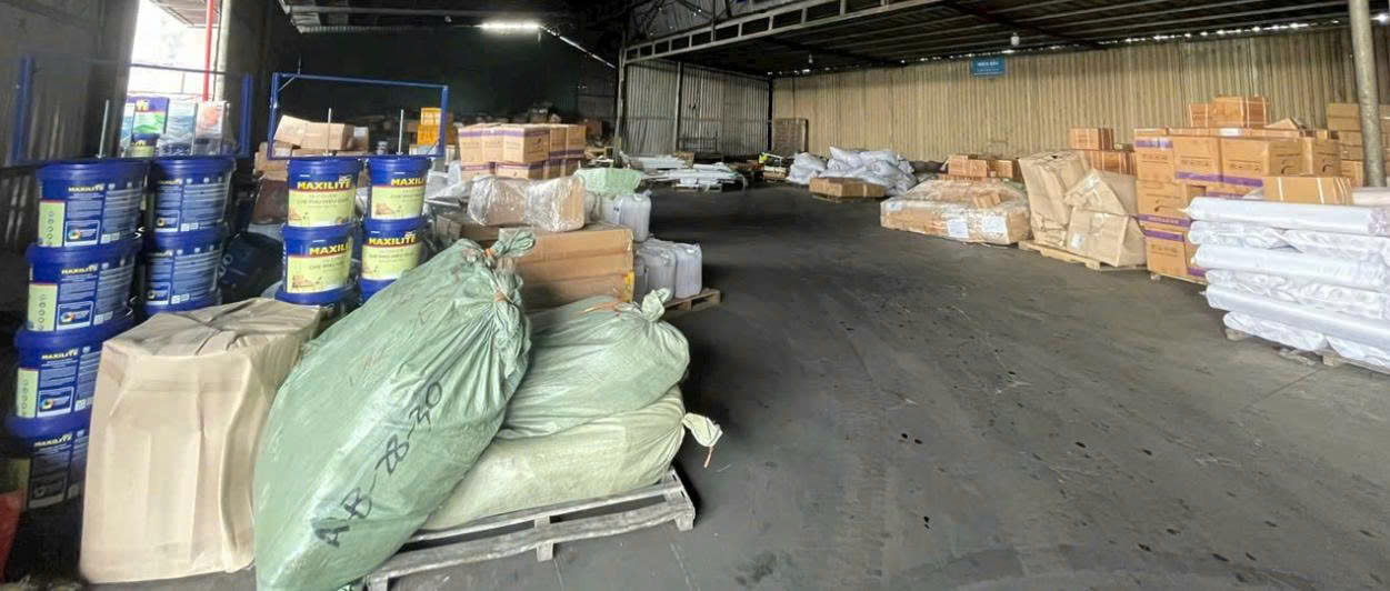Hàng hóa được ghi thông tin đầy đủ, phân loại rõ ràng và kiểm tra số lượng trước khi vận chuyển, giúp quá trình giao nhận nhanh chóng, hạn chế nhầm lẫn và thất lạc. kiem-tra-phan-loai-va-ghi-thong-tin-hang-hoa-truoc-khi-van-chuyen