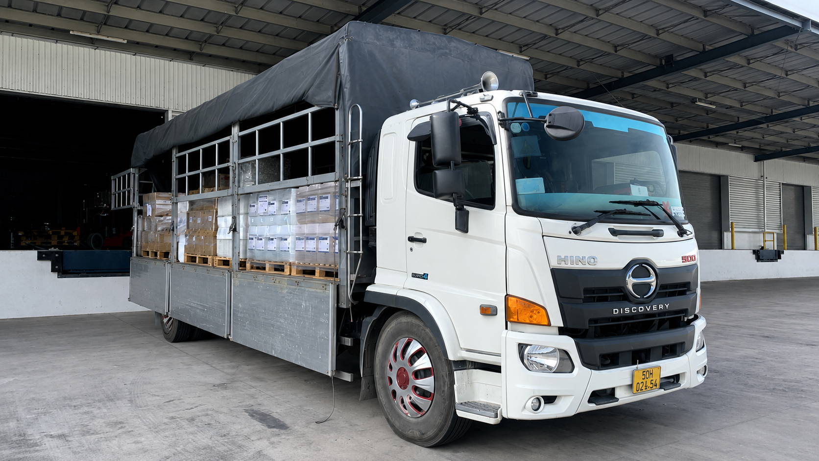 Dịch vụ xe tải 8 tấn thực hiện quy trình từ tiếp nhận thông tin, sắp xếp xe, xác nhận lịch vận chuyển đến giao hàng và đối chiếu chứng từ, giúp việc gửi hàng thuận tiện và dễ theo dõi. quy-trinh-tiep-nhan-van-chuyen-va-giao-nhan-hang-hoa-ro-rang-thuan-tien