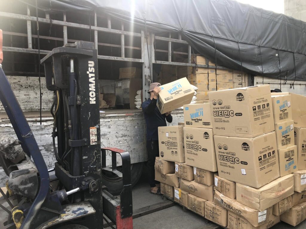 Bốc xếp hàng hóa đúng kỹ thuật để tận dụng tối đa tải trọng xe, phân bổ hàng hợp lý và hạn chế khoảng trống trong thùng xe khi vận chuyển. boc-xep-hang-hoa-dung-ky-thuat-de-tan-dung-toi-da-tai-trong-xe-khi-van-chuyen