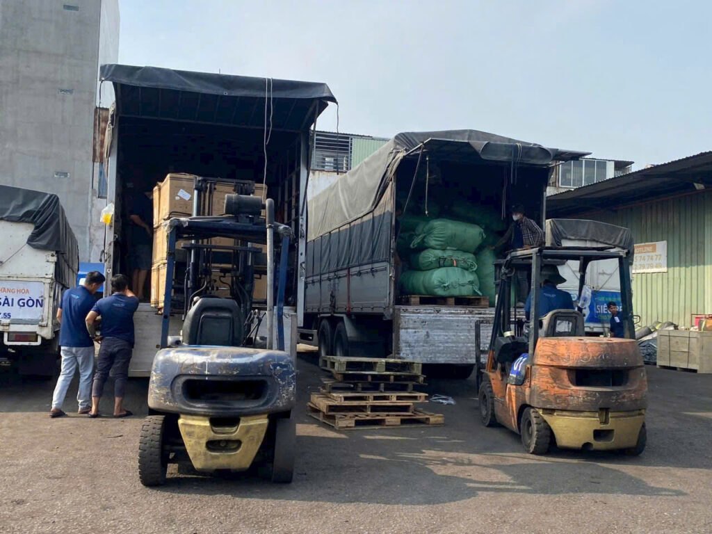 Nhân viên bốc xếp hàng hóa lên xe tải 15 tấn theo đúng quy trình, sắp xếp khoa học và gia cố cẩn thận trước khi vận chuyển từ Tây Ninh đi Bình Định. boc-xep-hang-len-xe-tai-15-tan-truoc-khi-van-chuyen-di-binh-dinh