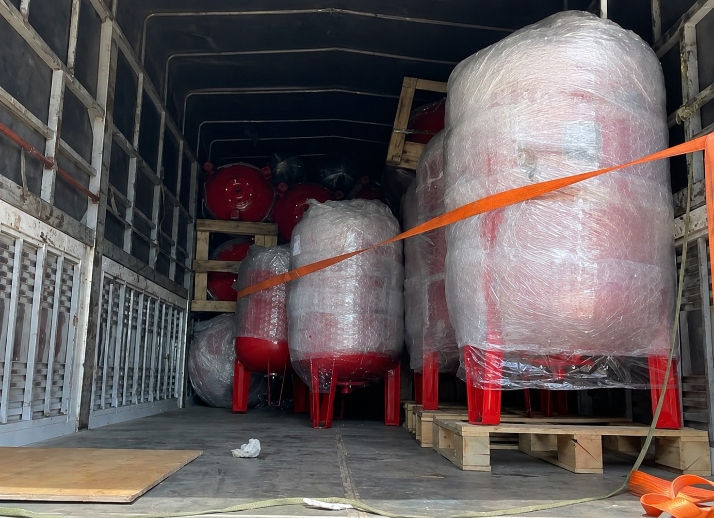 Hàng được bọc và cố định cẩn thận trước khi xe khởi hành, giúp hạn chế xô lệch, va chạm và trầy xước trong quá trình vận chuyển. hang-hoa-duoc-bao-boc-va-chang-buoc-ky-cang-han-che-nga-va-tray-xuoc