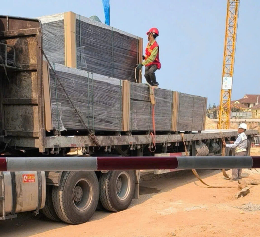 Cách xếp và chằng buộc hàng trên mooc sàn đúng kỹ thuật, giúp cố định hàng hóa, hạn chế xê dịch và thuận tiện vận chuyển đường dài. cach-xep-va-chang-buoc-hang-tren-mooc-san-dung-ky-thuat-truoc-khi-van-chuyen