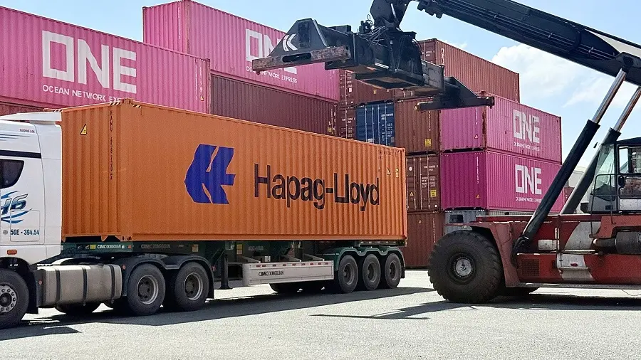 Dịch vụ xe đầu kéo kéo container 20ft, 40ft chở hàng xuất nhập khẩu vào cảng Cái Lân Quảng Ninh với cước phí cạnh tranh. Xe-dau-keo-container-giao-hang-vao-cang-Cai-Lan