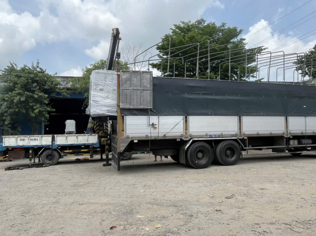 Cẩu hàng thiết bị điện lên xe tải 15 tấn, sắp xếp các kiện hàng đúng vị trí, phân bổ tải trọng hợp lý và cố định chắc chắn trước khi vận chuyển. cau-hang-thiet-bi-dien-len-xe-tai-15-tan-de-chuan-bi-van-chuyen