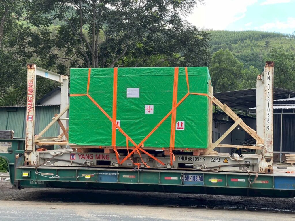 Chằng buộc và cố định hàng hóa trên mooc sàn trước khi vận chuyển từ Tây Ninh đi Kon Tum, giúp hàng hóa ổn định trong suốt hành trình. chang-buoc-co-dinh-hang-hoa-tren-mooc-san-truoc-khi-van-chuyen-di-kon-tum