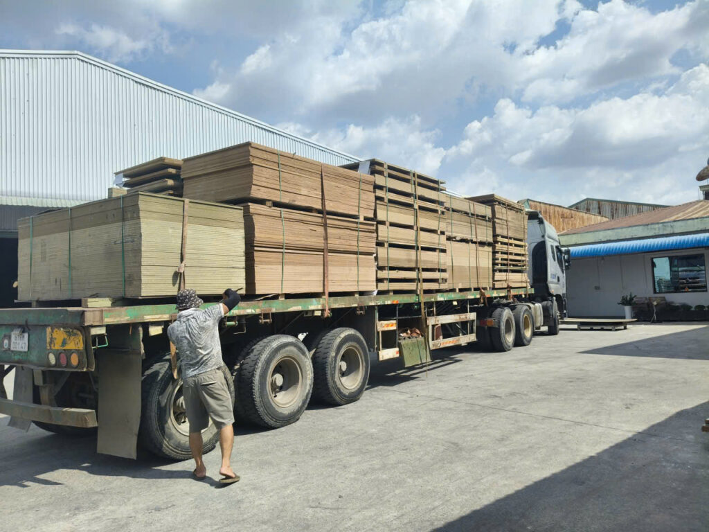 Chằng buộc xếp hàng hóa đúng kỹ thuật trước khi vận chuyển đi Thái Nguyên, sử dụng dây đai và tăng đơ cố định hàng hóa chắc chắn trên xe. chang-buoc-xep-hang-hoa-dung-ky-thuat-truoc-khi-van-chuyen-di-thai-nguyen