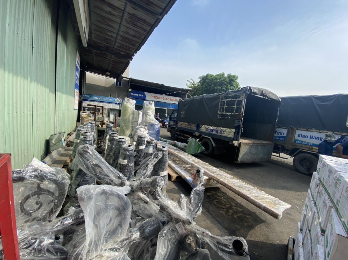 Nhận chở ống thép, khung sắt, thiết bị điện và vật tư nhà xưởng có trọng lượng, kích thước phù hợp với xe. van-chuyen-vat-tu-co-khi-tu-bac-ninh-di-dong-nai-bang-xe-tai-8-tan