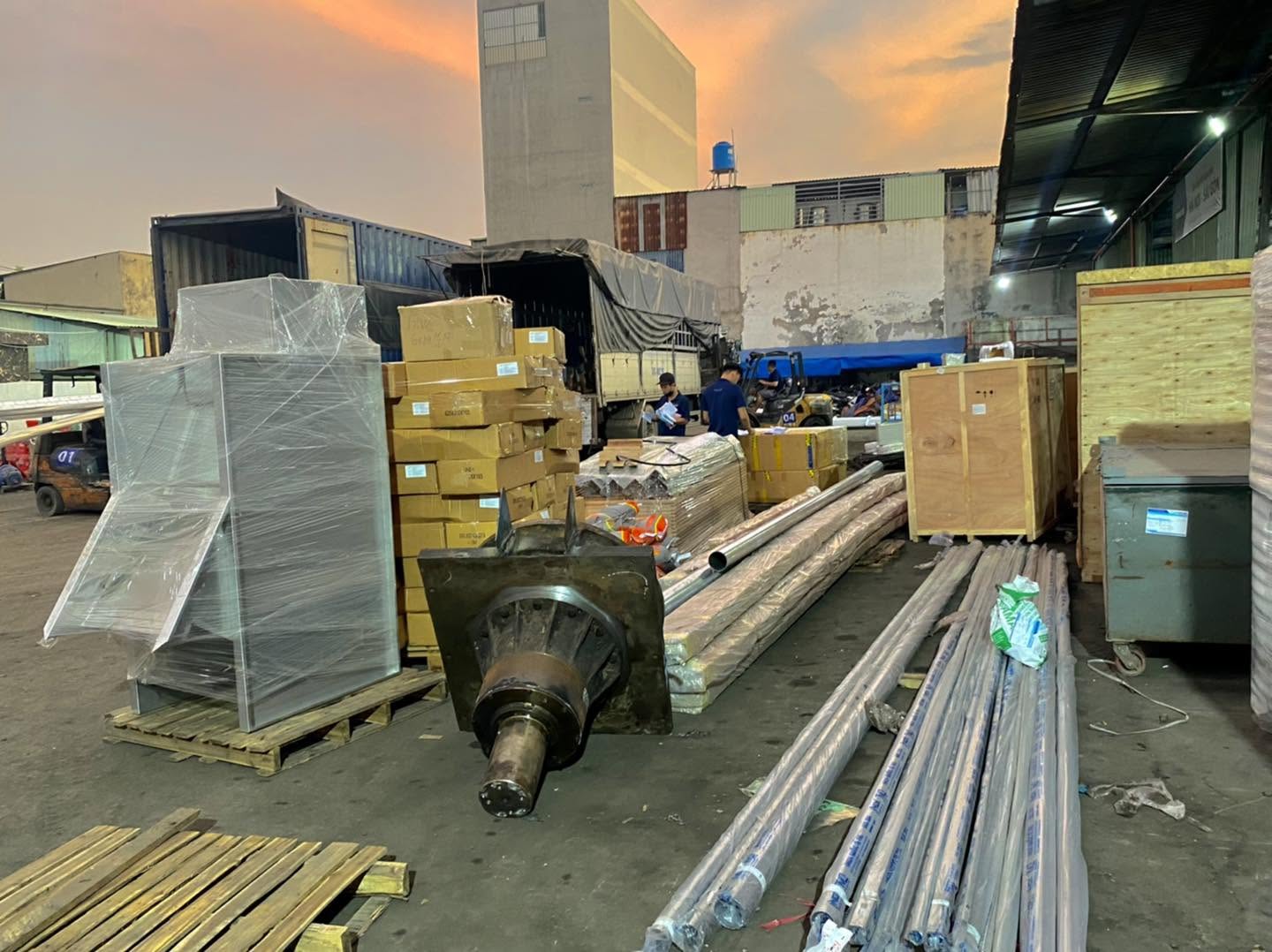 Những kiện cần giao trước được bố trí dễ lấy, giúp tài xế xử lý từng điểm giao nhanh hơn mà không phải đảo nhiều hàng trong thùng. xep-hang-theo-thu-tu-giao-de-thuan-tien-khi-xuong-hang