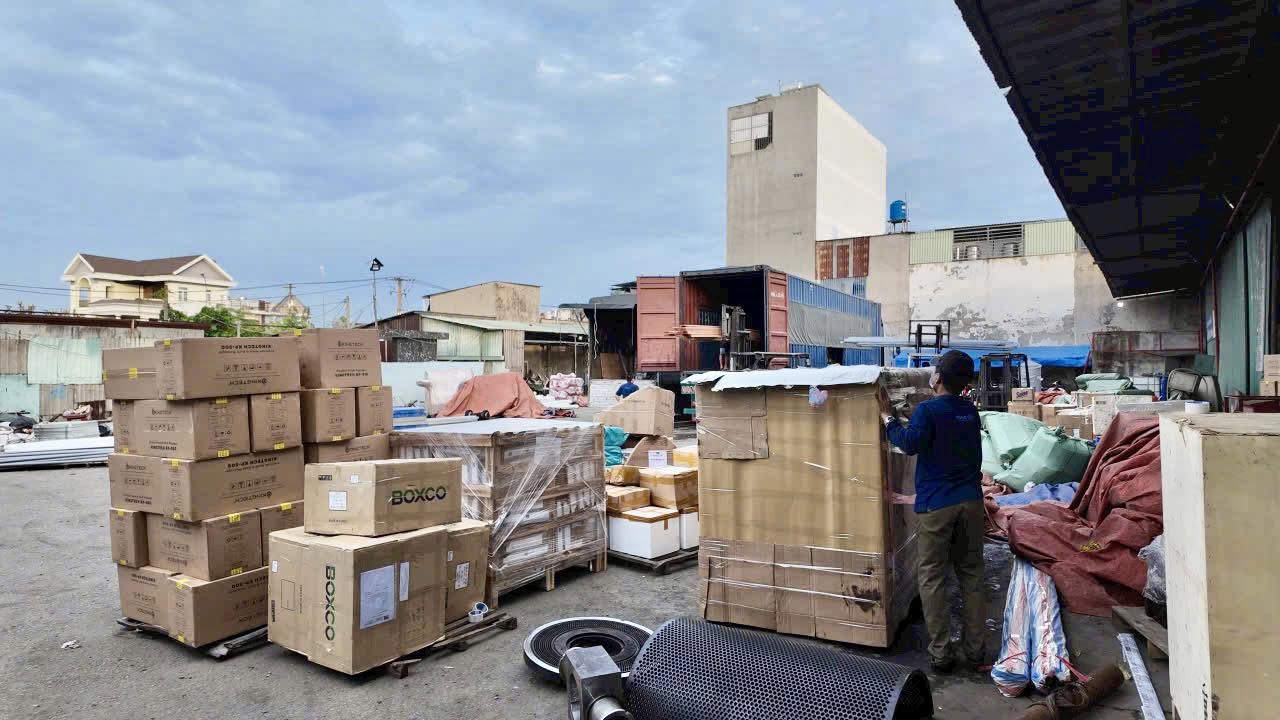 Bàn ghế, tủ, kệ, quầy hàng, thiết bị cửa hàng và hàng carton được sắp xếp hợp lý để tận dụng diện tích thùng xe. van-chuyen-noi-that-va-hang-dong-kien-bang-xe-tai-8-tan